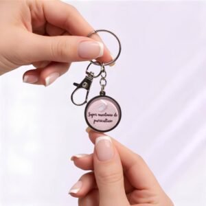Porte-clé « Super Auxiliaire de Puériculture » avec cabochon en verre argenté.