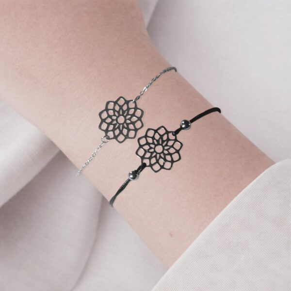 Bracelet fleur femme en acier inoxydable disponible en maille fine argentée et cordon noir ajustable