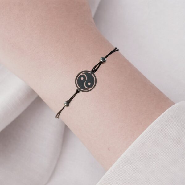 Bracelet yin yang femme en acier inoxydable avec cordon noir ajustable