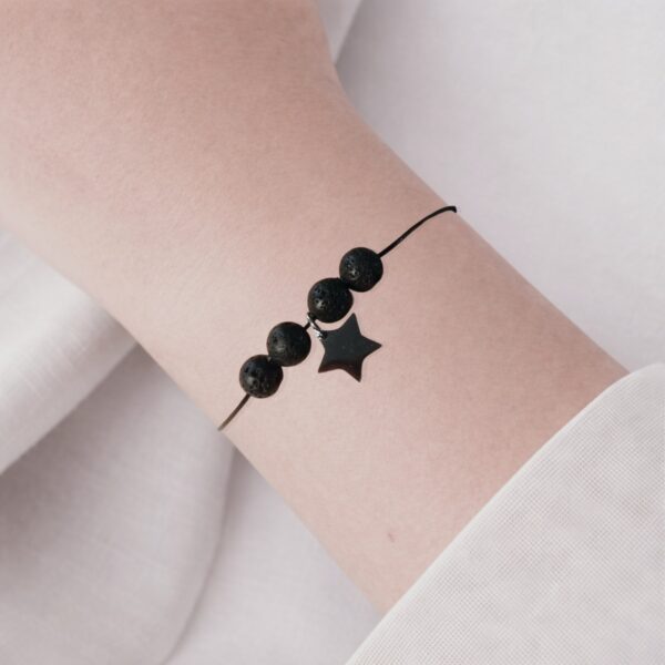 Bracelet pierre de lave femme avec étoile en acier inoxydable et cordon noir ajustable
