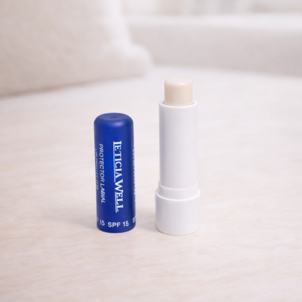 Baume à lèvres senteur prune SPF 15 stick hydratant protection solaire lèvres