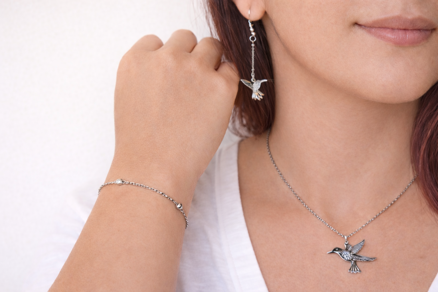 Bijoux femme en acier inoxydable Floya Boutique – collier, bracelet et boucles d’oreilles portés