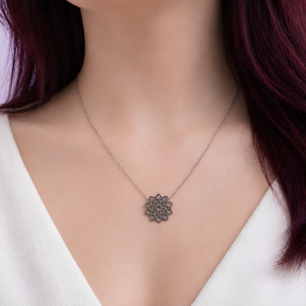 ras de cou fleur acier inoxydable femme collier court